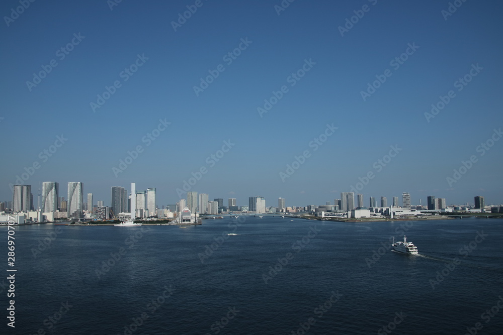 Fototapeta premium 東京湾とビル群