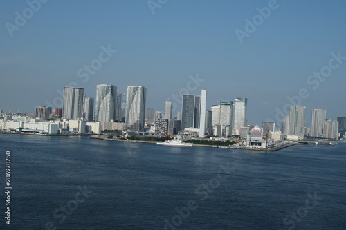 東京湾とビル群
