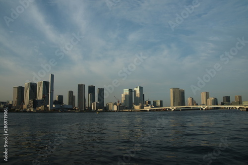 東京湾とビル群 © acchity
