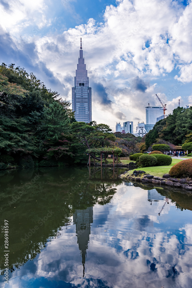 東京都新宿区の日本庭園と池に映る高層ビル