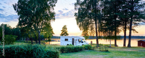 Fotografie, Obraz Camping am See mit Wohnmobile Wildcamping Sommer Urlaub