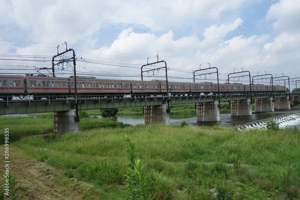 多摩川の鉄橋を走る京王線