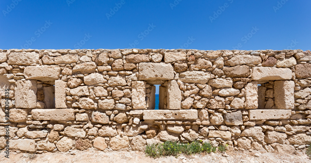 Alte Mauer aus Stein in Griechenland 