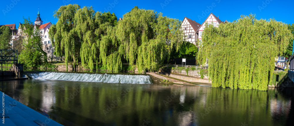Fototapeta premium Baccknang Panorama Bleichwiesenwehr mit Stadtturm