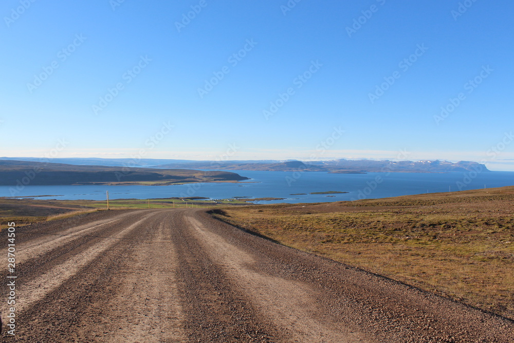 Straße mit Blick auf einen Fjord