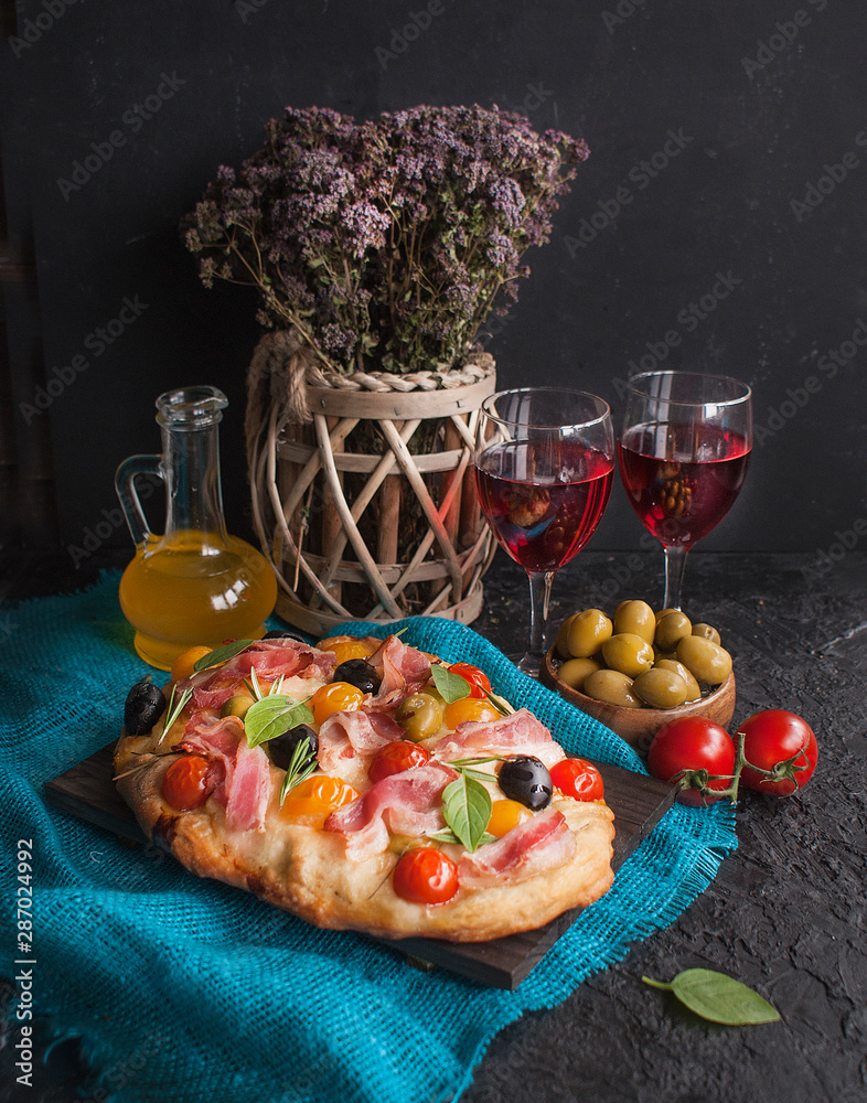 Φωτογραφία Traditional Italian Focaccia with tomatoes, olives, bacon and rosemary - homemade flat bread Focaccia