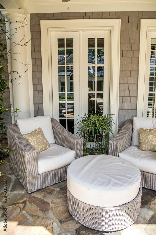Φωτογραφία Outdoor Patio Porch of large home estate with seating