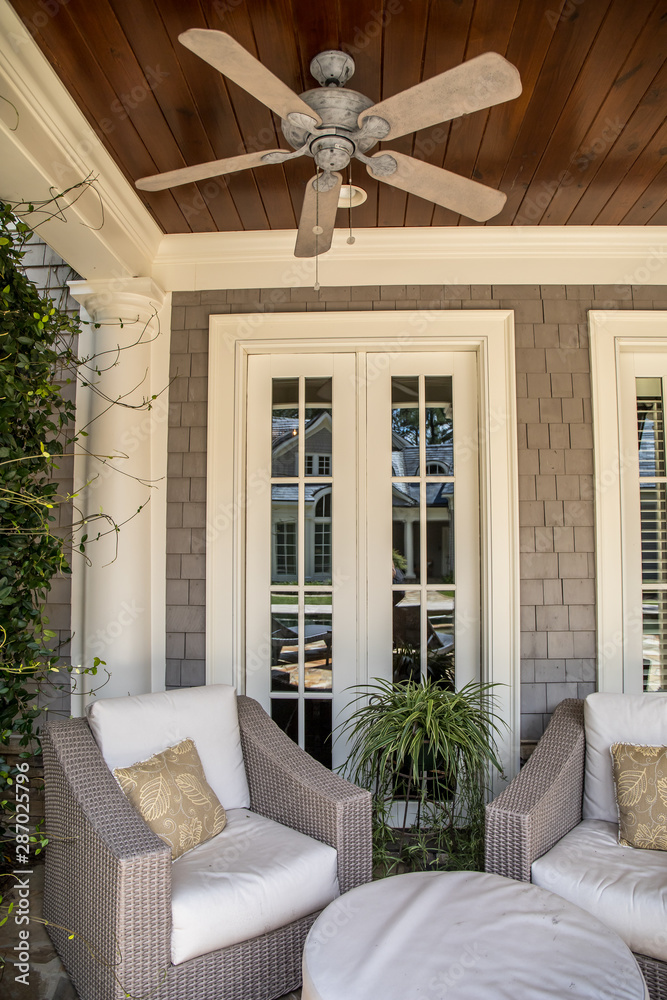 Φωτογραφία Outdoor Patio Porch of large home estate with seating