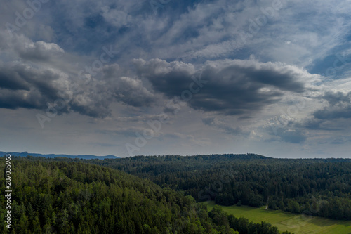 Regenwolken über dem Land - Luftbild