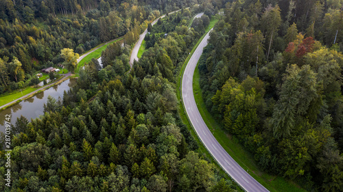 Straße durch den Wald - Luftaufnahme