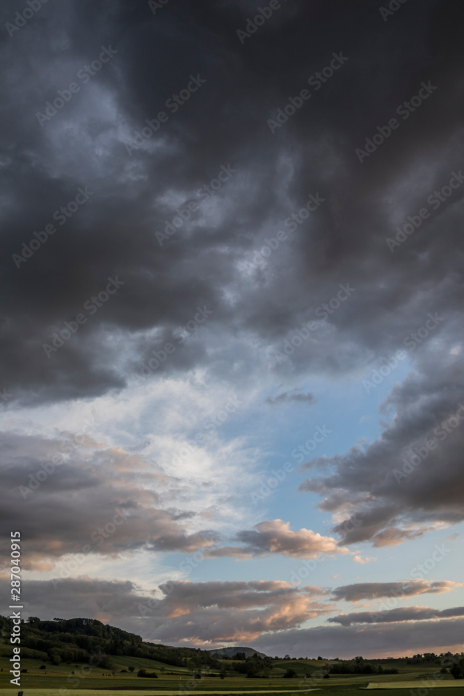 Gewitterwolken bei Sonnenuntergang