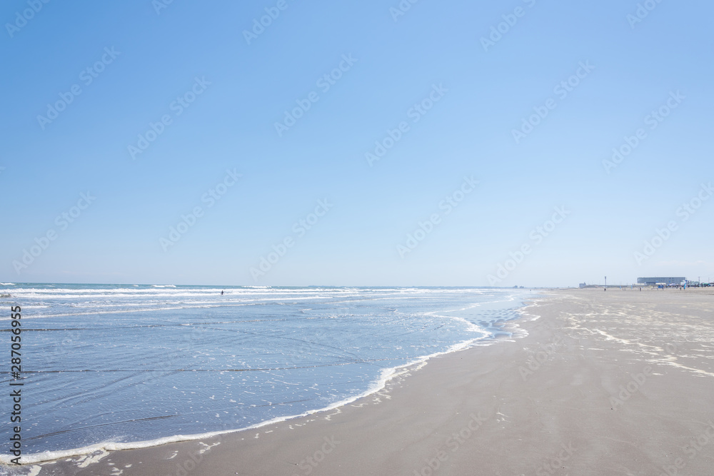 Obraz premium 千葉県 九十九里浜の広大な砂浜と青い空