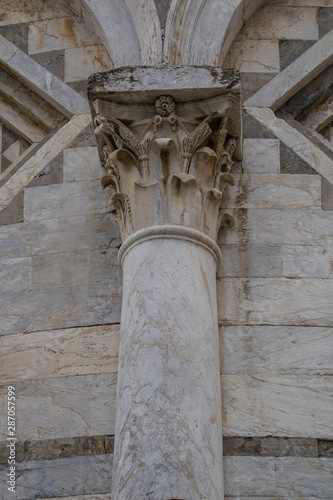Adereços de coluna romana e outras eras encontradas pela Itália. Ornamentos que marcaram a época e as culturas. 