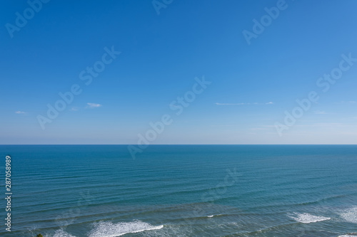 静かな海と水平線と青い空