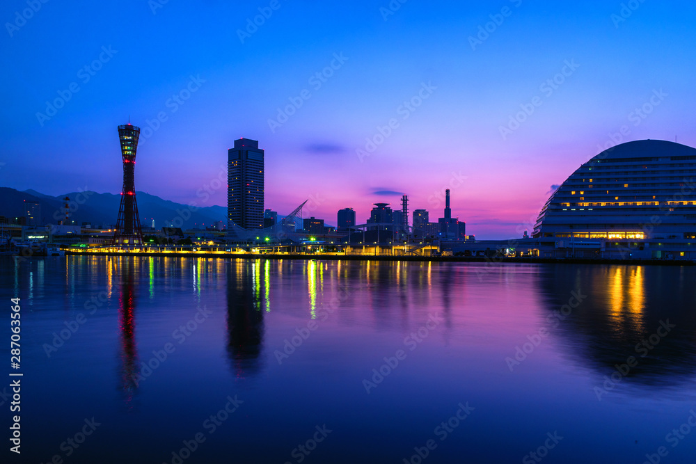 Obraz premium Early sunrise view in Kobe, Japan with purple and blue sky. Cloudless sky