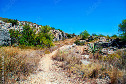 camino en montaña. Paisaje mediterráneo