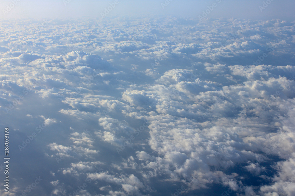 上空　雲の上より空撮