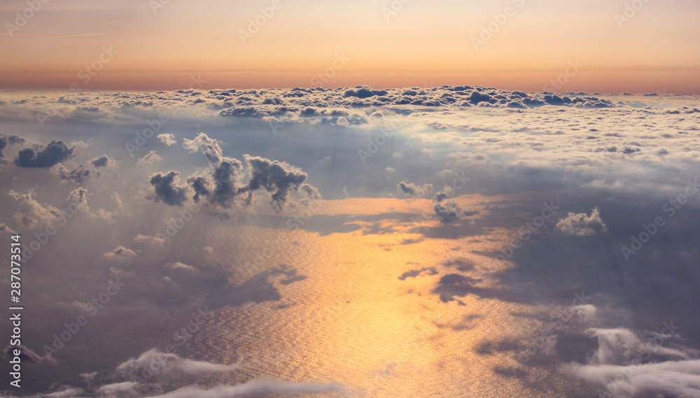上空　雲の上より空撮