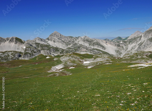 paesaggio brullo e suggestivo di Campo Imperatore in Abbruzzo, Italia