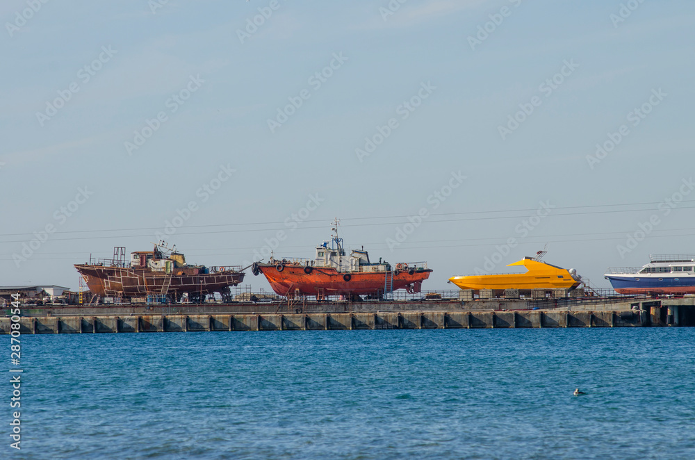 Obraz premium Old fishing boat on the slipway. sea Port in Anapa.