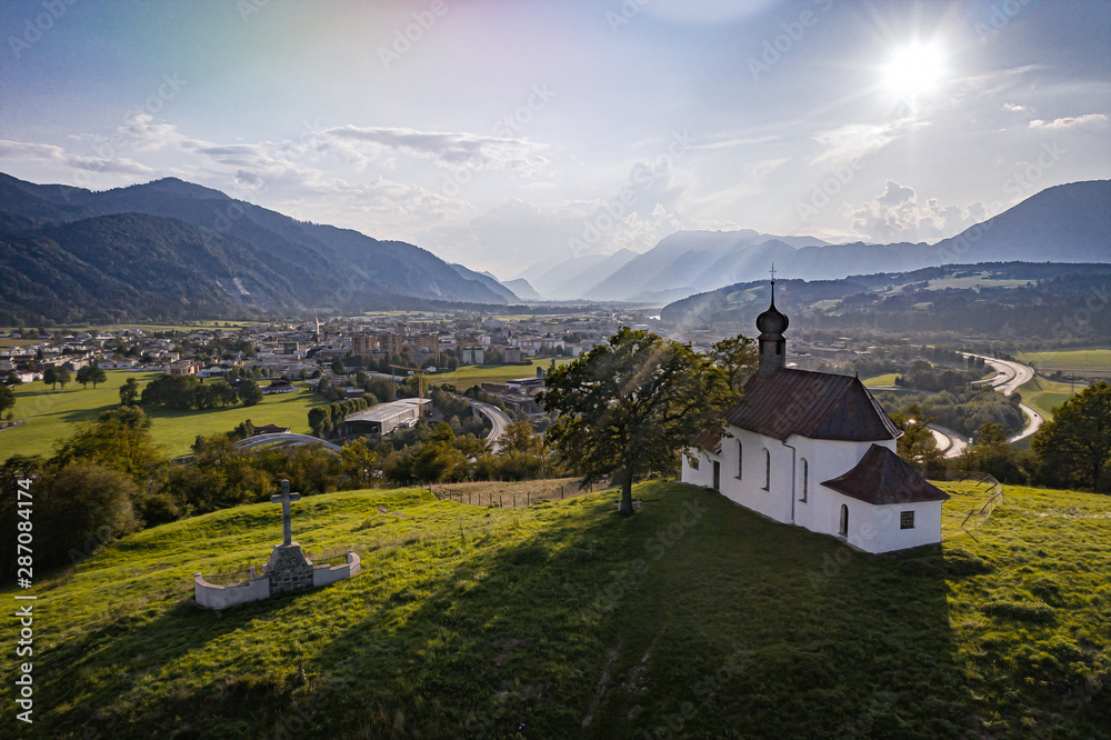 Malerischer Stil der Kapelle am Grattenbergl in Kirchbichl mit Blick auf Wörgl in Tirol