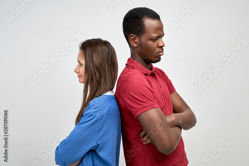 Foto A young African and European couple stand