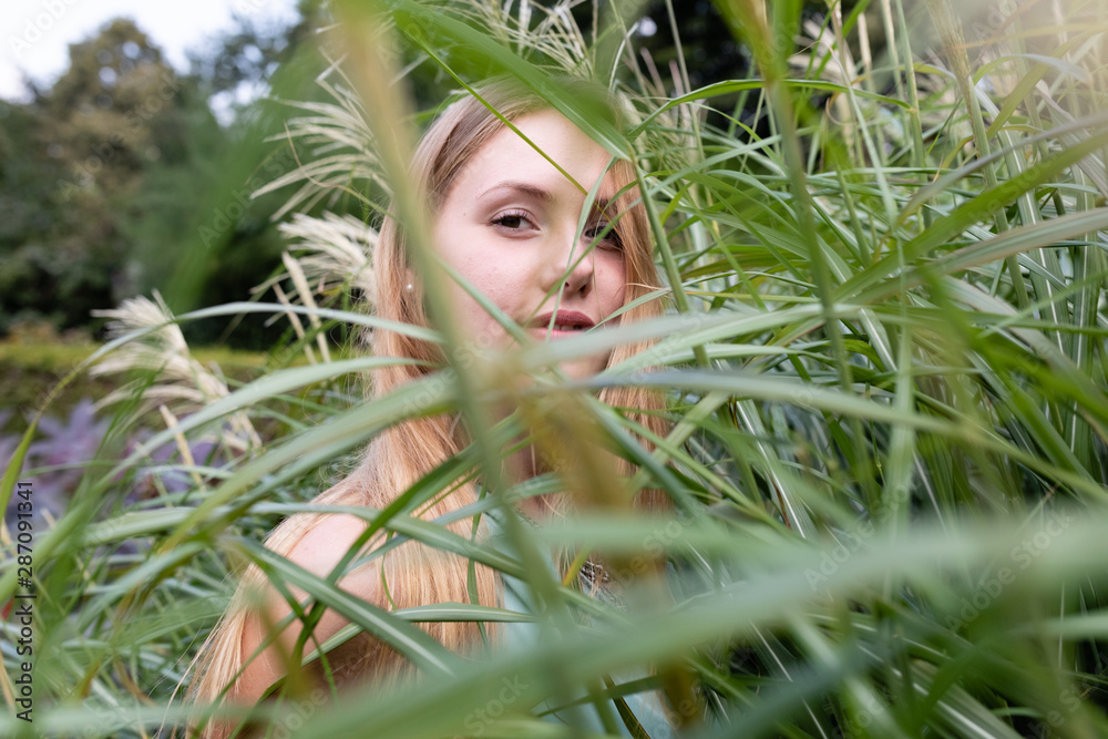 Fototapeta premium Frau im Garten