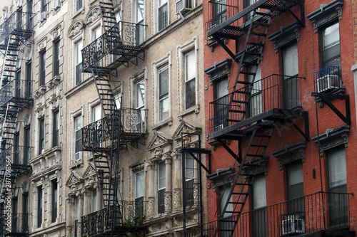 New York City, Manhattan: Typische Altbau-Fassaden mit Feuerleitern © finecki