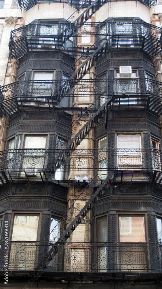 Obraz premium New York City, Manhattan: Historische Hausfassaden mit Feuerleiter