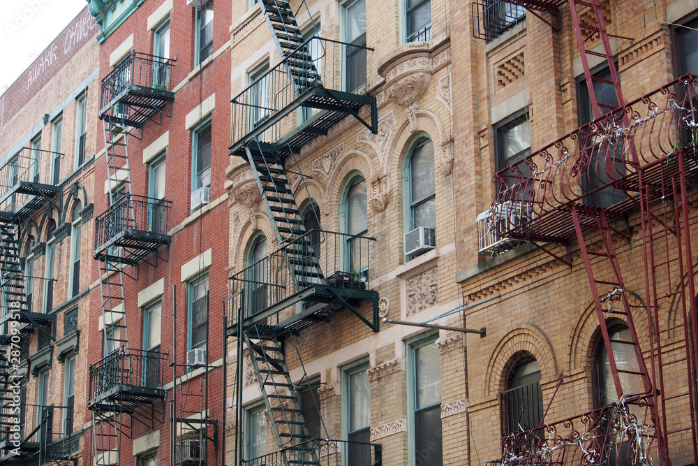 New York City, Manhattan: Historische Hausfassaden mit Feuerleiter