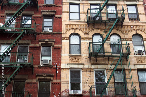 New York City, Manhattan: Historische Hausfassaden mit Feuerleiter