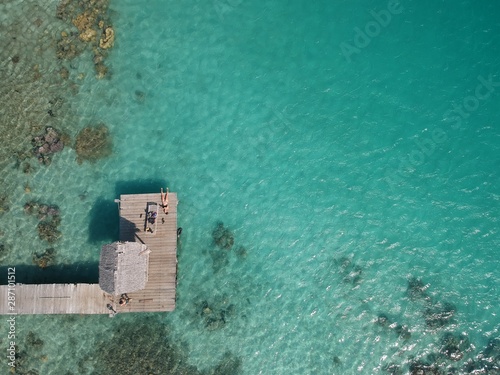 Plano aéreo muelle en el mar