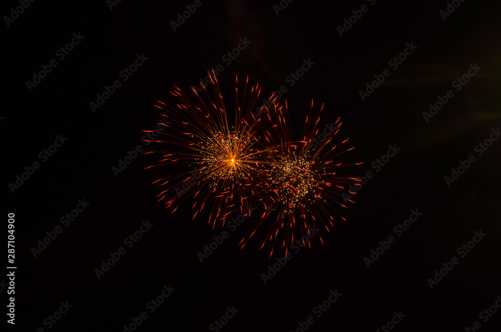 Esplosione di fuochi d'artificio durante una festa Esplosione di fuochi d'artificio durante una festa