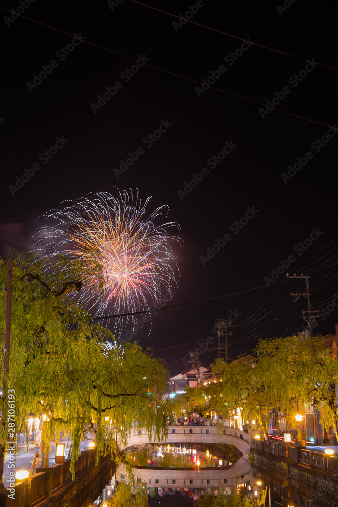 Naklejka premium 城崎温泉 花火