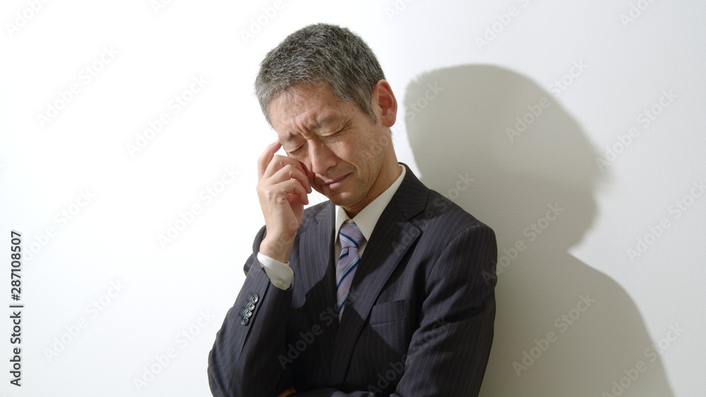 悩む男性 悩む男性
