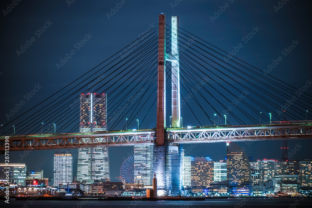 Fototapeta premium 横浜ベイブリッジと横浜みなとみらいの夜景