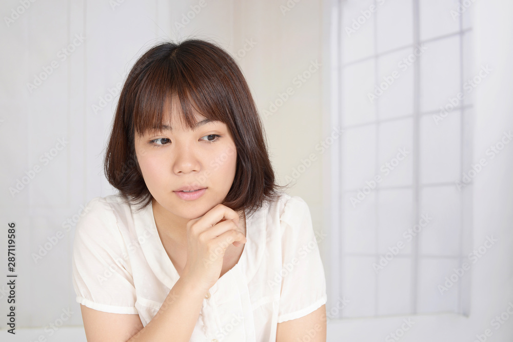 考える若い女性 考える若い女性