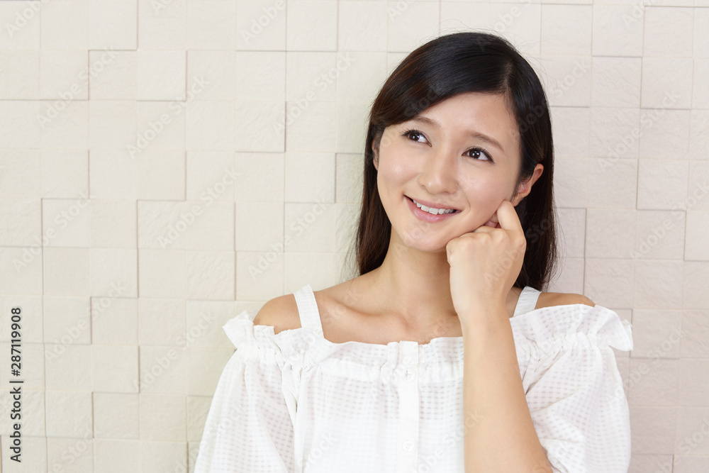 くつろぐ若い女性