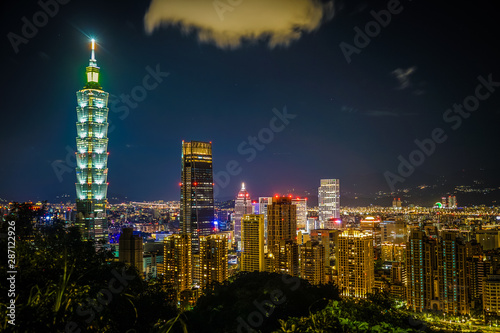 台北の象山から見える台北の夜景 © kanzilyou
