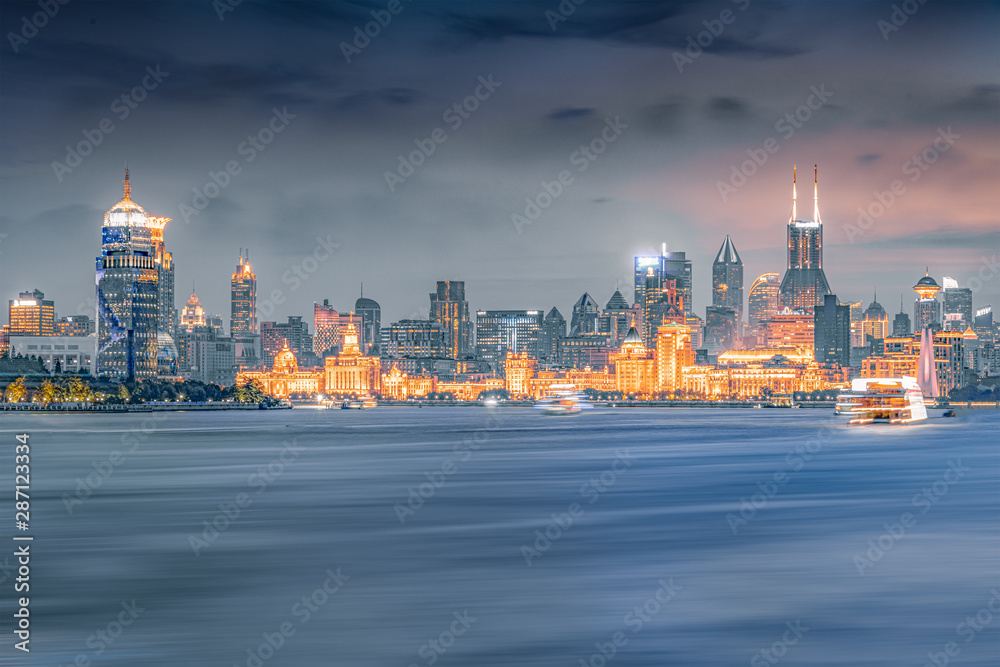 Obraz premium The Bund and Lujiazui's City Night View on the Huangpu River in Shanghai, China