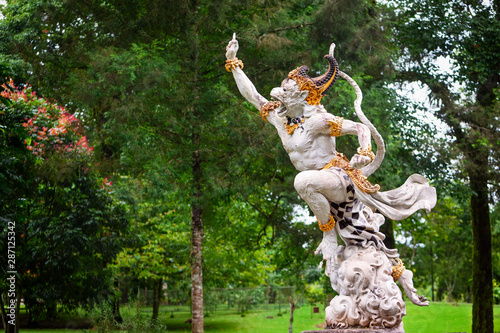 Foto Ancient statue of fighting Hanuman from epic Hindu legend Ramayana in Bedugul botanical garden