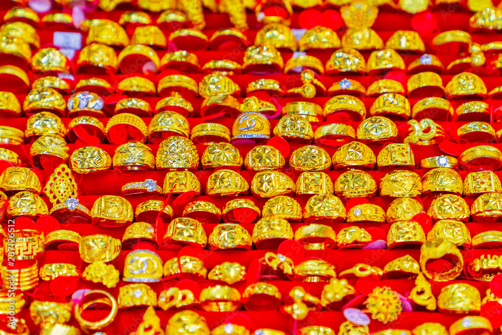 Gold market in Bangkok, Gold select focus Necklaces and rings