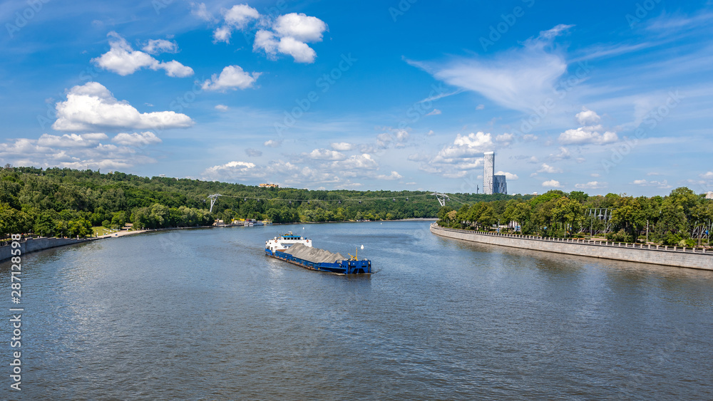 Obraz premium Barge on a Moscow river