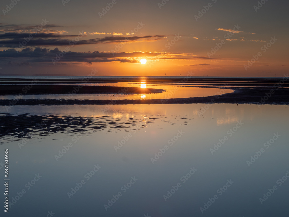 Naklejka premium Golden Sea Dawn