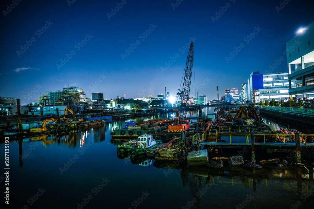 横浜港の船舶と横浜みなとみらいの夜景