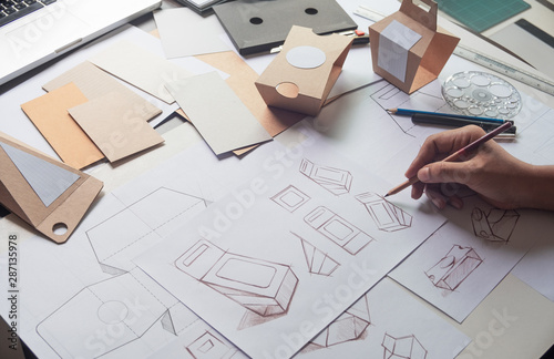 Foto Designer sketching drawing design Brown craft cardboard paper product eco packaging mockup box development template package branding Label