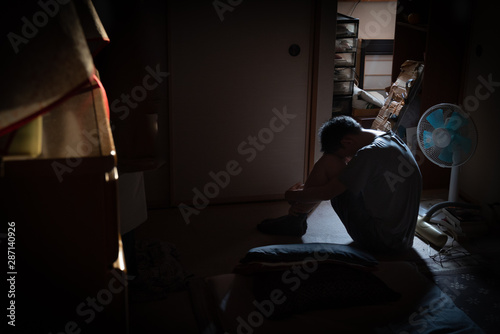 ひきこもり男性のイメージ写真。社会問題のイメージ。