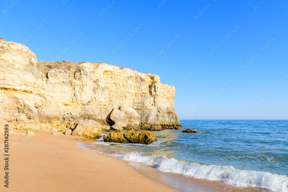 Fototapeta premium Vue sur les côtes rocheuses à proximité de Albufeira