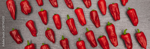 Chilischoten auf dunklem hintergrund