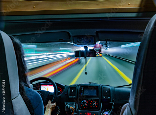 Wohnmobil Fahrerkabine in einem Straßen-Tunnel